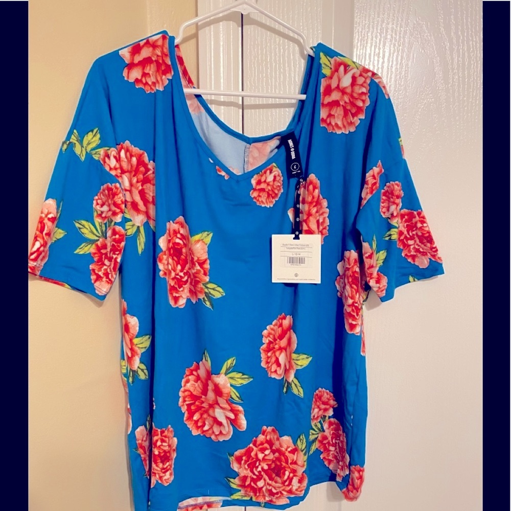 LAST! Size XL—Double v-neck Urban pullover s/s